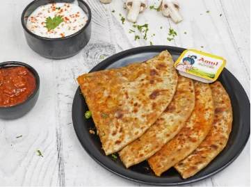 MIRCHI PARANTHA (LAL/ HARI)